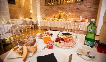 3 nights with breakfast included -> 180€